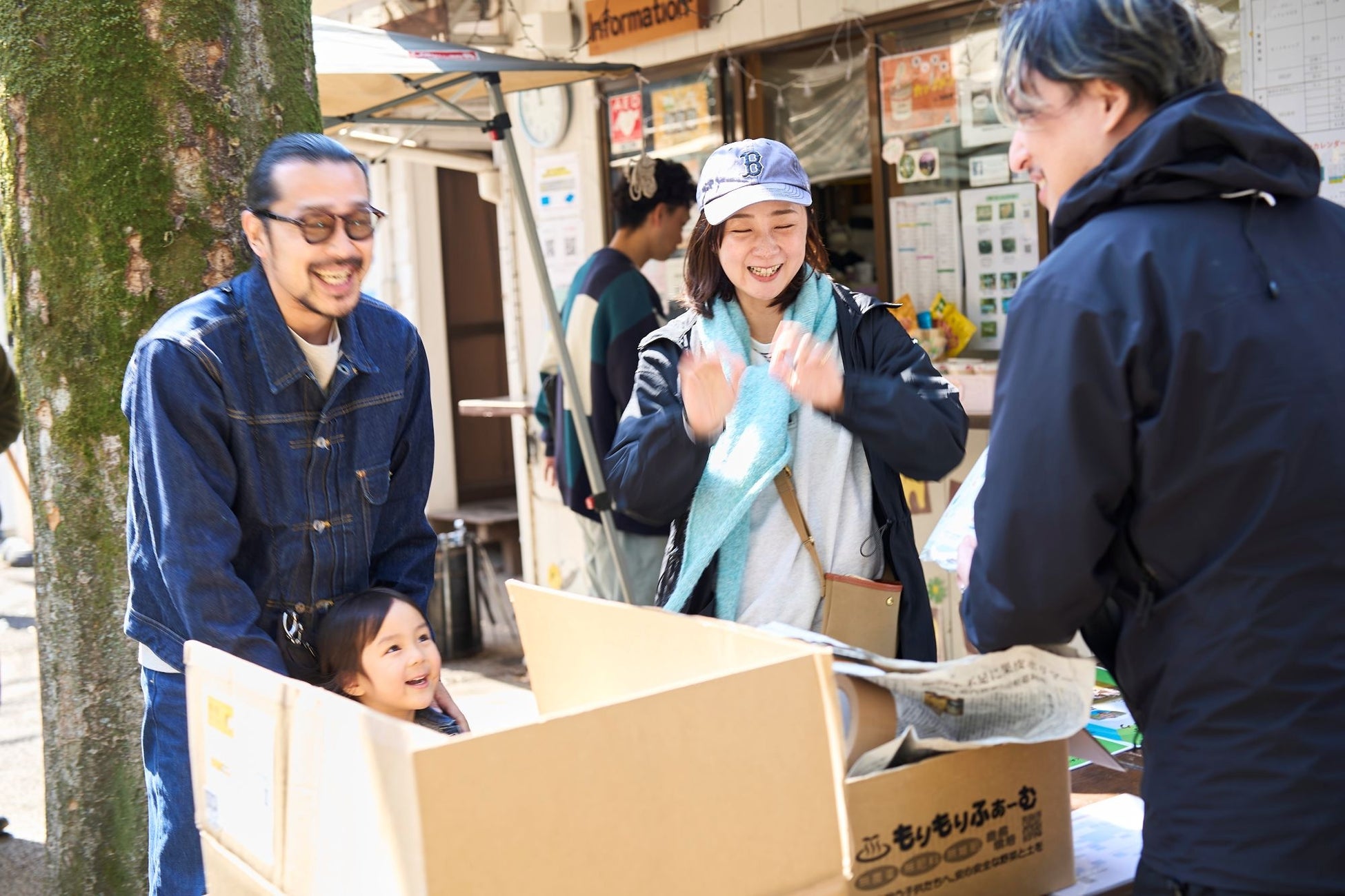 ミールキットを受け取る参加者