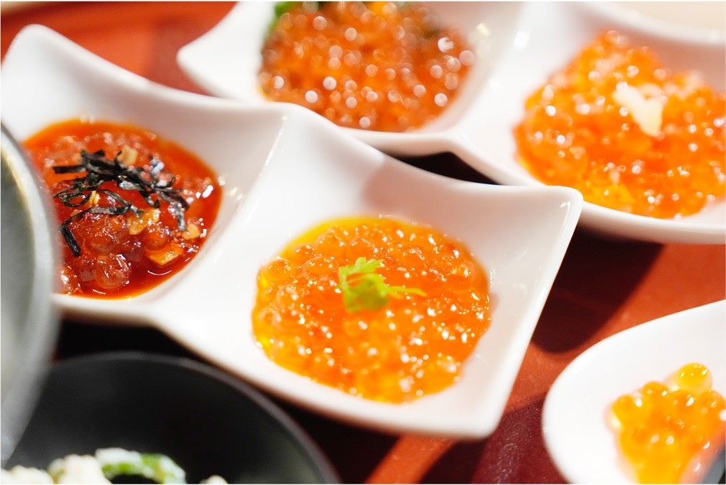 生いくら、醤油漬け、塩麴、オリーブオイル、ラー油の 5 種類を食べ比べ。味付けの一番人気は醤油漬け、次いで塩麹でした